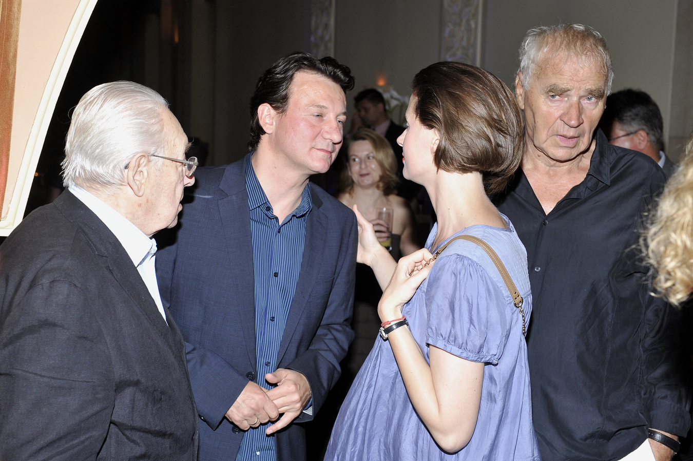 Andrzej Wajda, jego gwiazdy – Robert Więckiewicz i Agnieszka Grochowska oraz scanarzysta Janusz Głowacki na bankiecie z okazji zakończenia zdjęć do