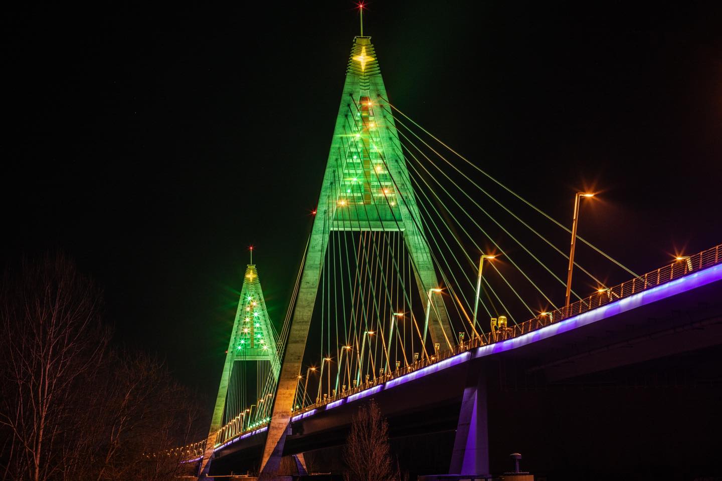 Az ország legnagyobb karácsonyfája lett a Megyeri hídból: már a csúcsdíszek is felkerültek – fotók