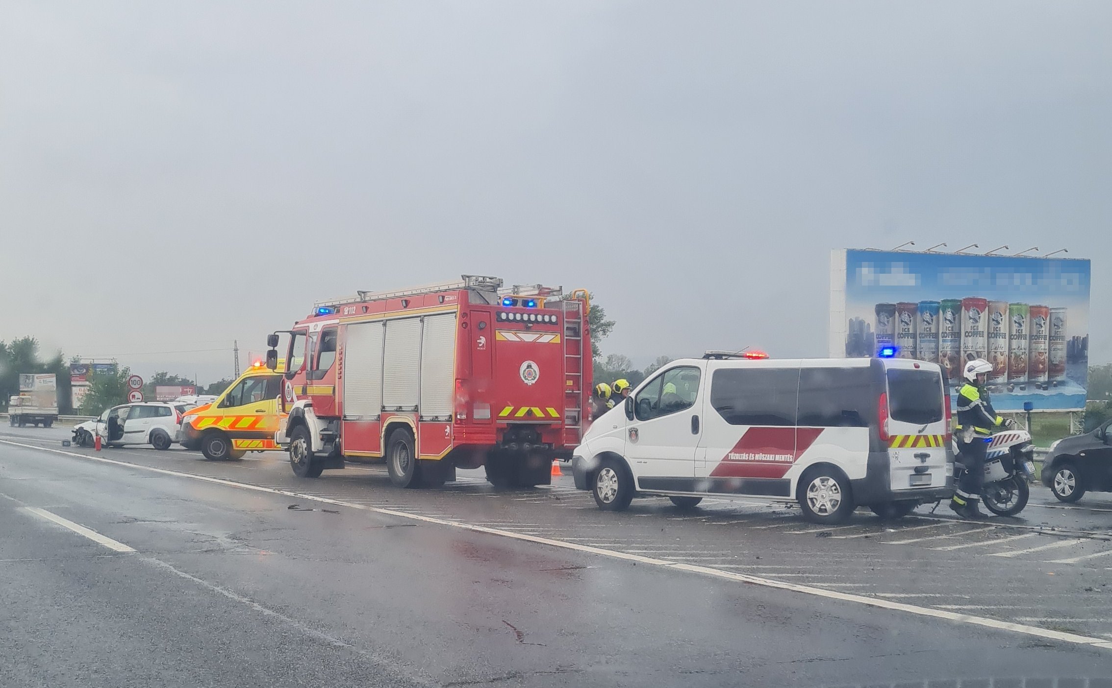 Baleset az M0–M3 csomópontjánál: helyszínen vannak a mentők és a tűzoltók is