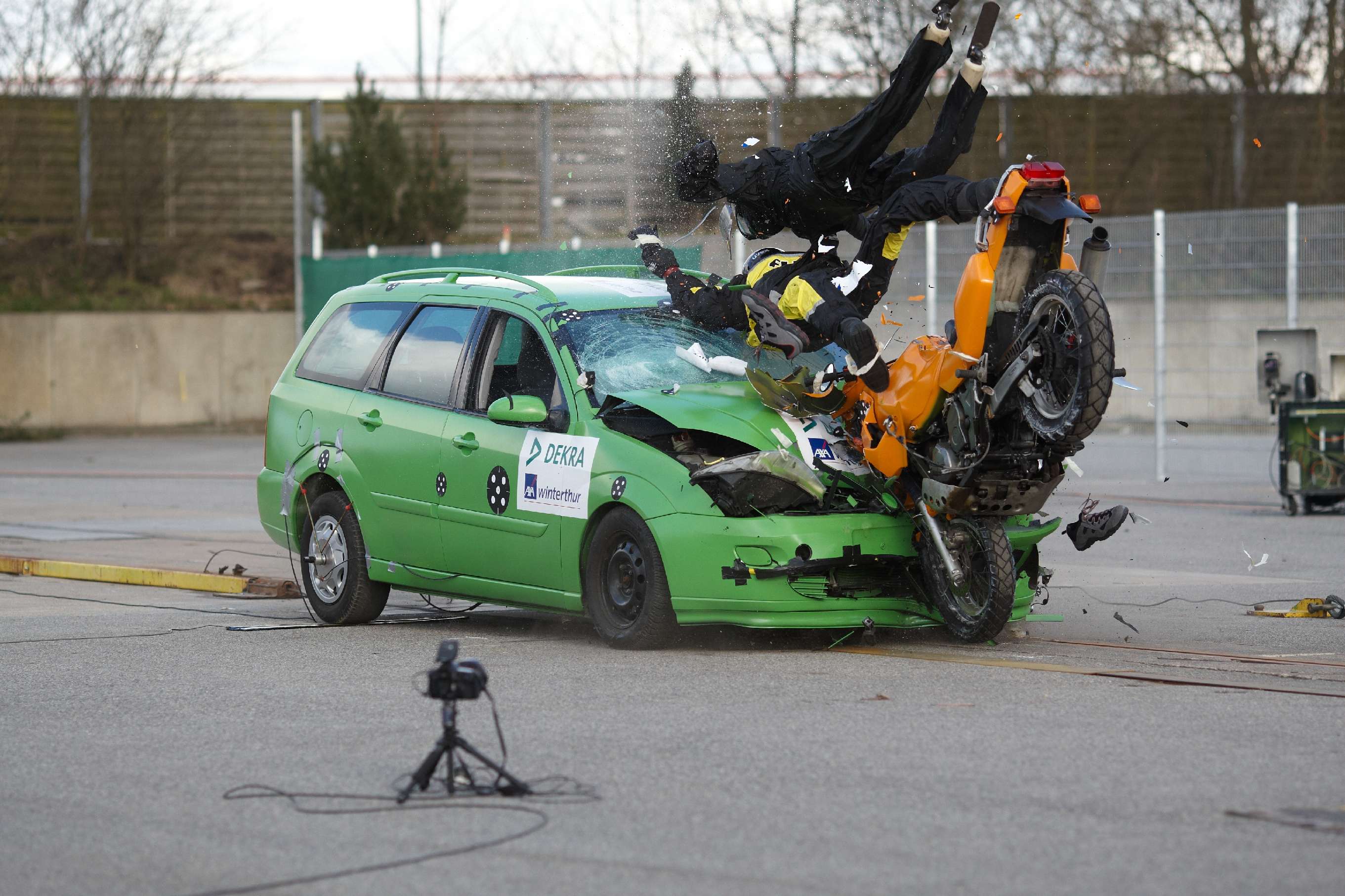 Motocyklista i pasażer wpadają na samochód