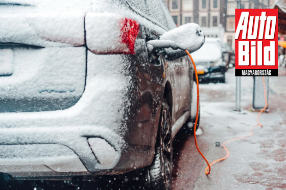 Kenyérpirítóval melegítette az akkumulátort: leégett az elektromos autó, a kocsibeálló és a szomszéd háza is kigyulladt