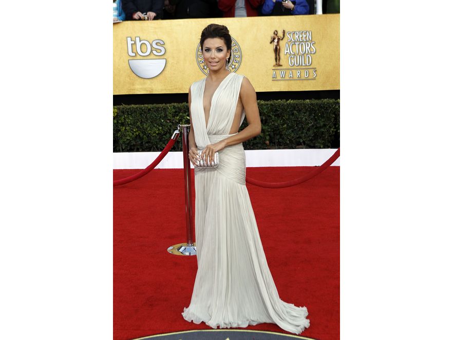 Eva Longoria nie boi się głębokich dekoltów. Tu w białej kreacji od Georges Hobeika Couture z najnowszej wiosennej kolekcji. Do tego minimalizm dodatków: srebrna torebka Ferragamo i kolczyki od Freda Leightona