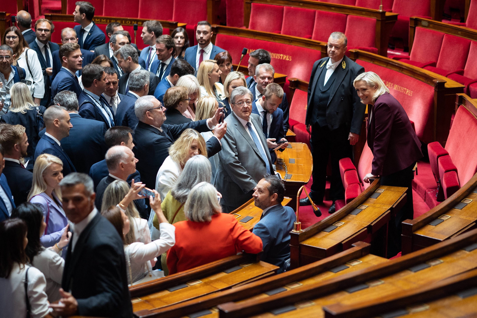 Jean-Luc Mélenchon z reprezentacją lewicowej koalicji Nupes w Zgromadzeniu Narodowym, Paryż, 21 czerwca 2022 r.