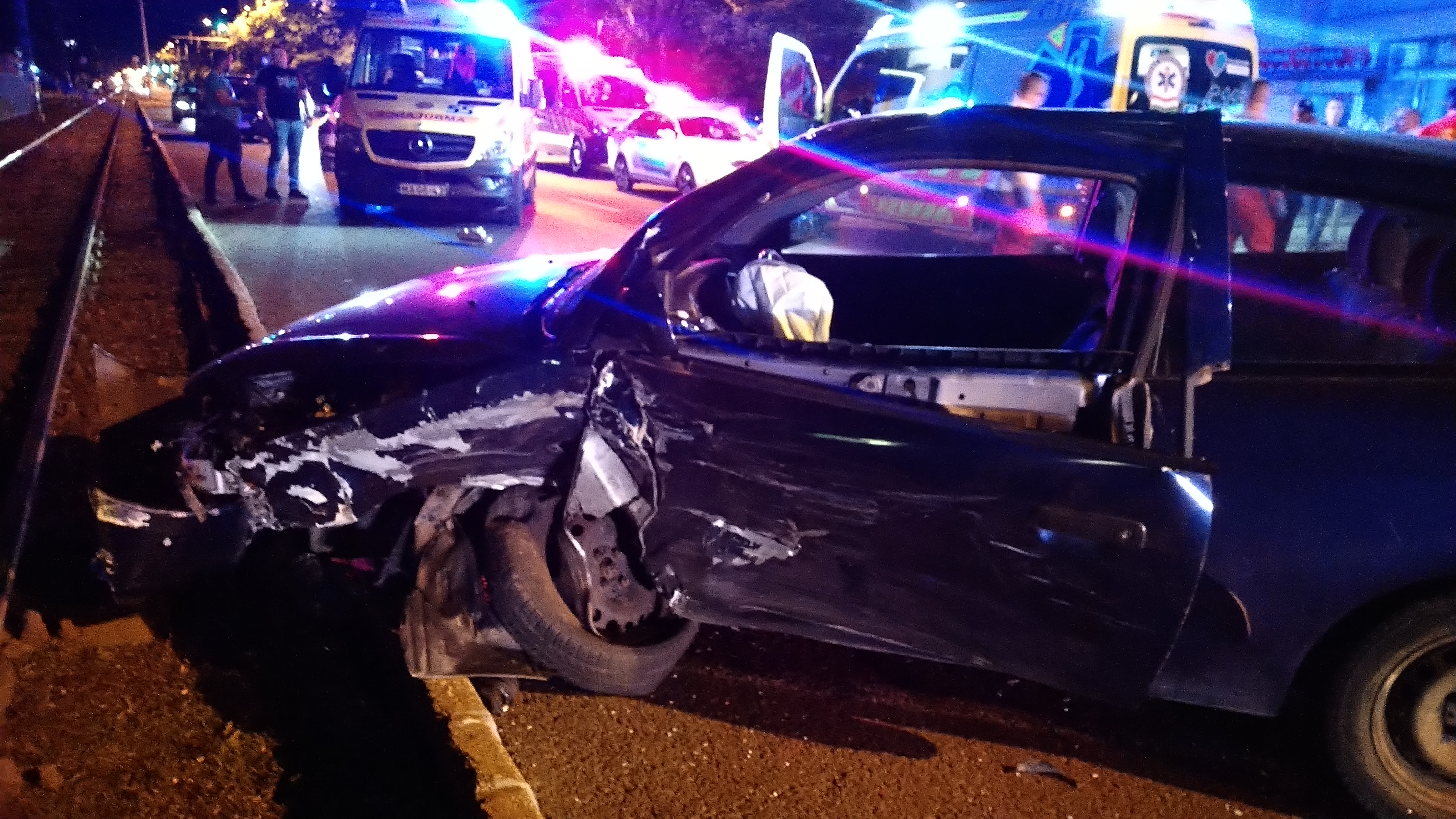 Durva baleset az Üllői úton: két autó karambolozott egy mentővel, az egyik  jármű brutálisan összeroncsolódott – Fotók a helyszínről