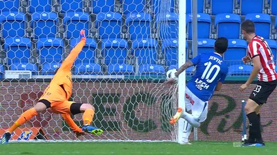 Lech - Cracovia (1:0): Gdzie była obrona Cracovii? Gytkjaer przegrywa pojedynek z Gostomski, ale mający mnóstwo swobody Jevitć dobija strzał