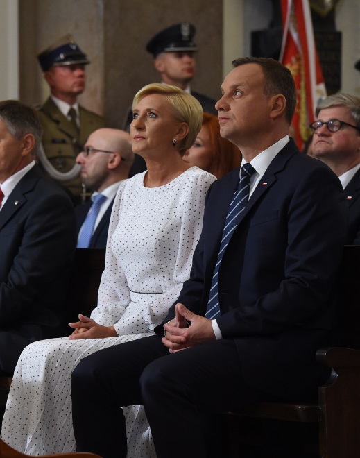 ... Prezydentowa wystąpiła w pięknej białej sukience zdobionej popularnym wzorem - tzw. polka dots. Wprawdzie uznaje się, że nie powinien się on pojawić na formalnych strojach, ale...