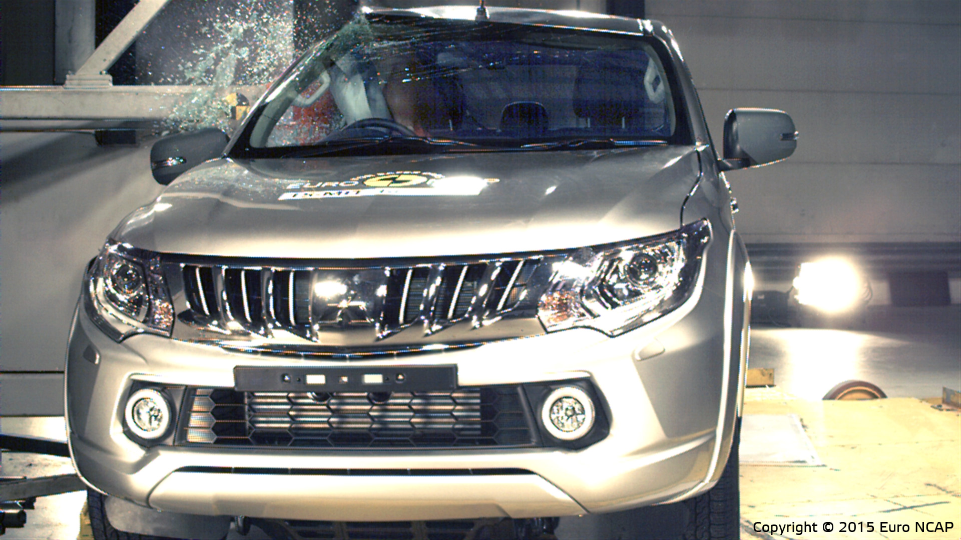 Także nowe mitsubishi L200 zdobyło cztery gwiazdki. Powód? Podobny jak w przypadku mazdy - na słabszym wyniku zaważyła ocena dodatkowych systemów elektronicznych poprawiających bezpieczeństwo. Zasady Euro NCAP wymagają aby układy tego rodzaju występowały przynajmniej w opcji we wszystkich wersjach danego modelu.