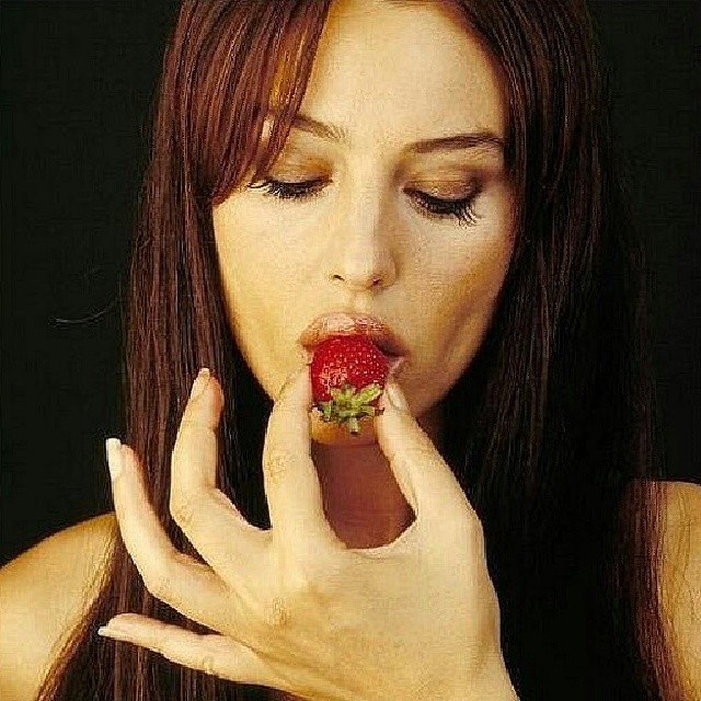 Prywatnie Monica Bellucci była najpierw żoną fotografa Claudio Bass, potem francuskiego aktora Vincenta Cassela. Para doczekała się dwóch córek (Devy i Leonii), ale po 14 latach rozstała się