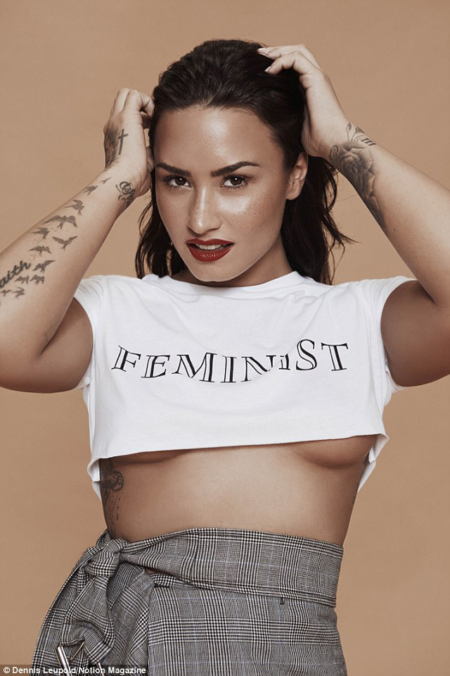 Demi Lovato feminista pólóban mutogatja a melleit - Glamour