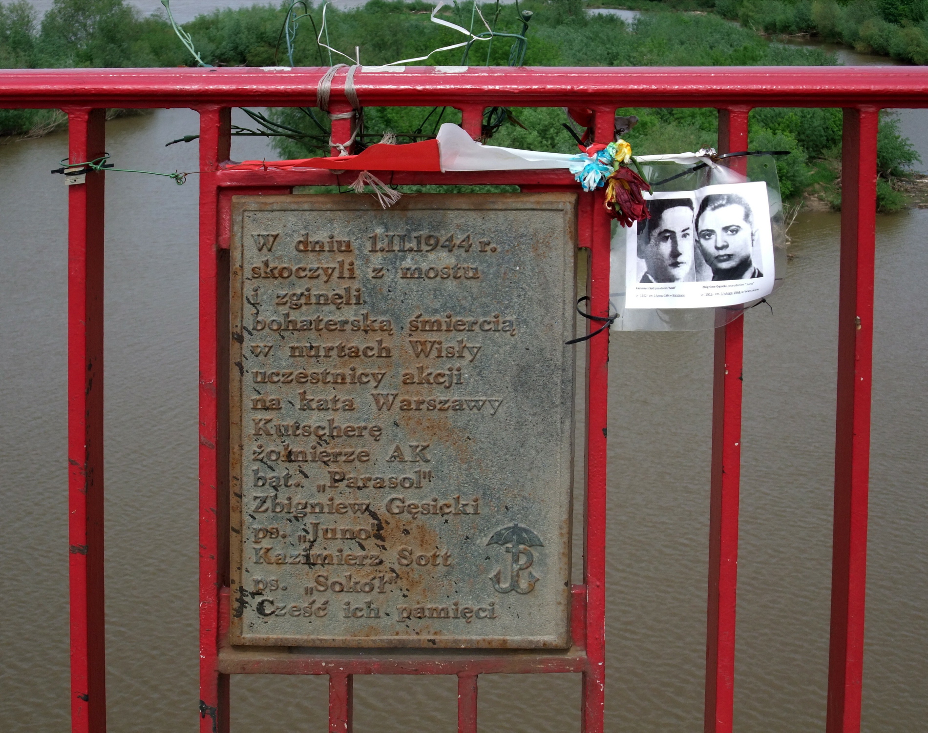 Tablica na moście Śląsko-Dąbrowskim, upamiętniająca śmierć w Wiśle dwóch uczestników zamachu na Franza Kutscherę w 1944 r.