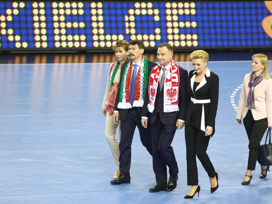 ... Połączenie czerni bieli oraz ciekawy fason dały piorunujący efekt. Prezydentowa wyglądała doskonale!
