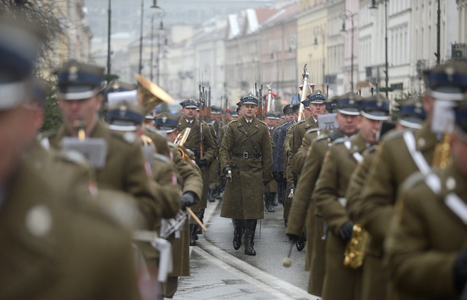 Przemarsz uczestników apelu pamięci, jaki odbył się na dziedzińcu Muzeum Wojska Polskiego, na plac Piłsudskiego przed Grób Nieznanego Żołnierza
