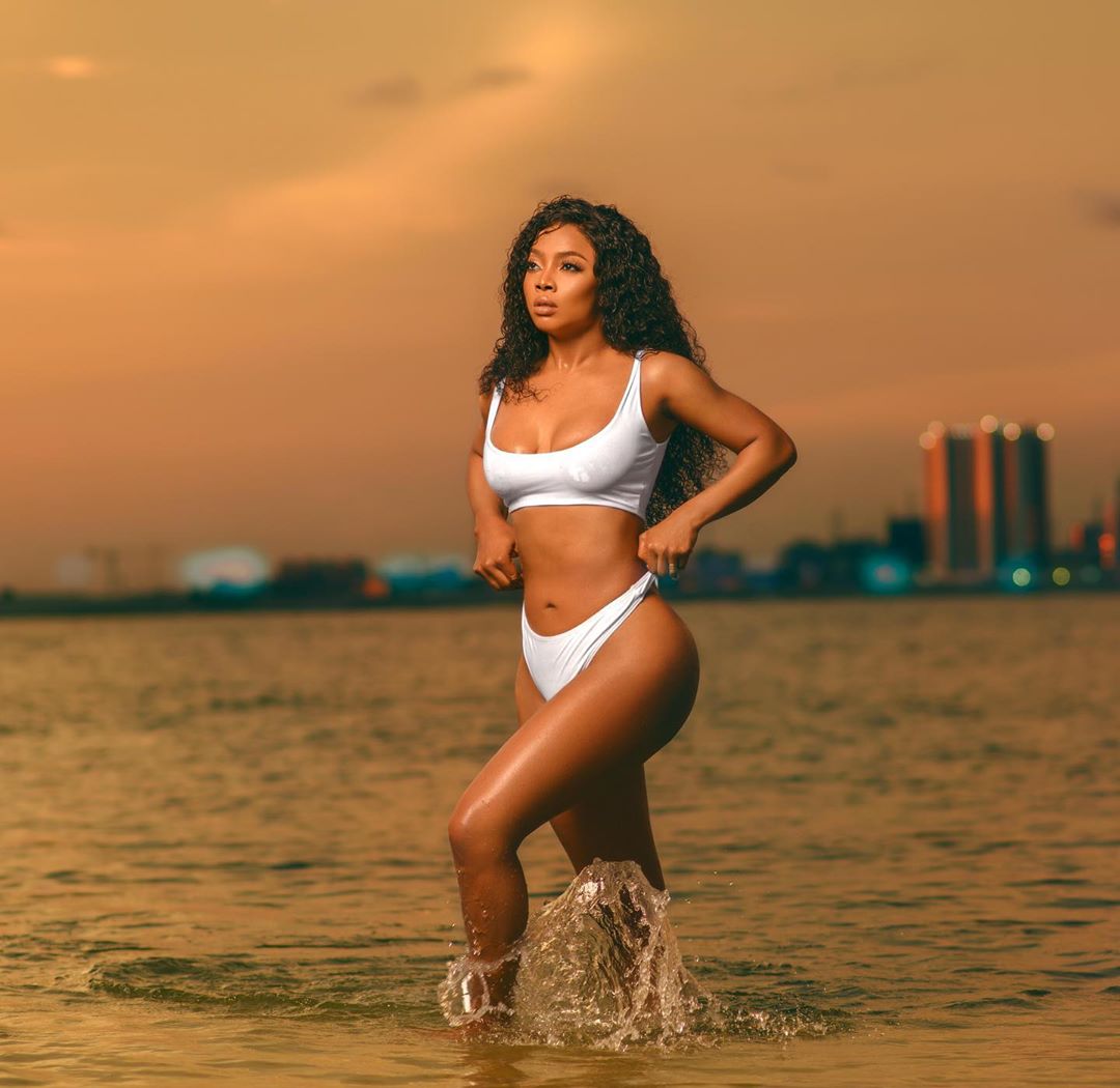 Toke Makinwa left everyone mesmerized in 2019 when she shared some bikini photos in an attempt to break the Internet and boy oh boy she did shatter it. [Instagram/TokeMakinwa]