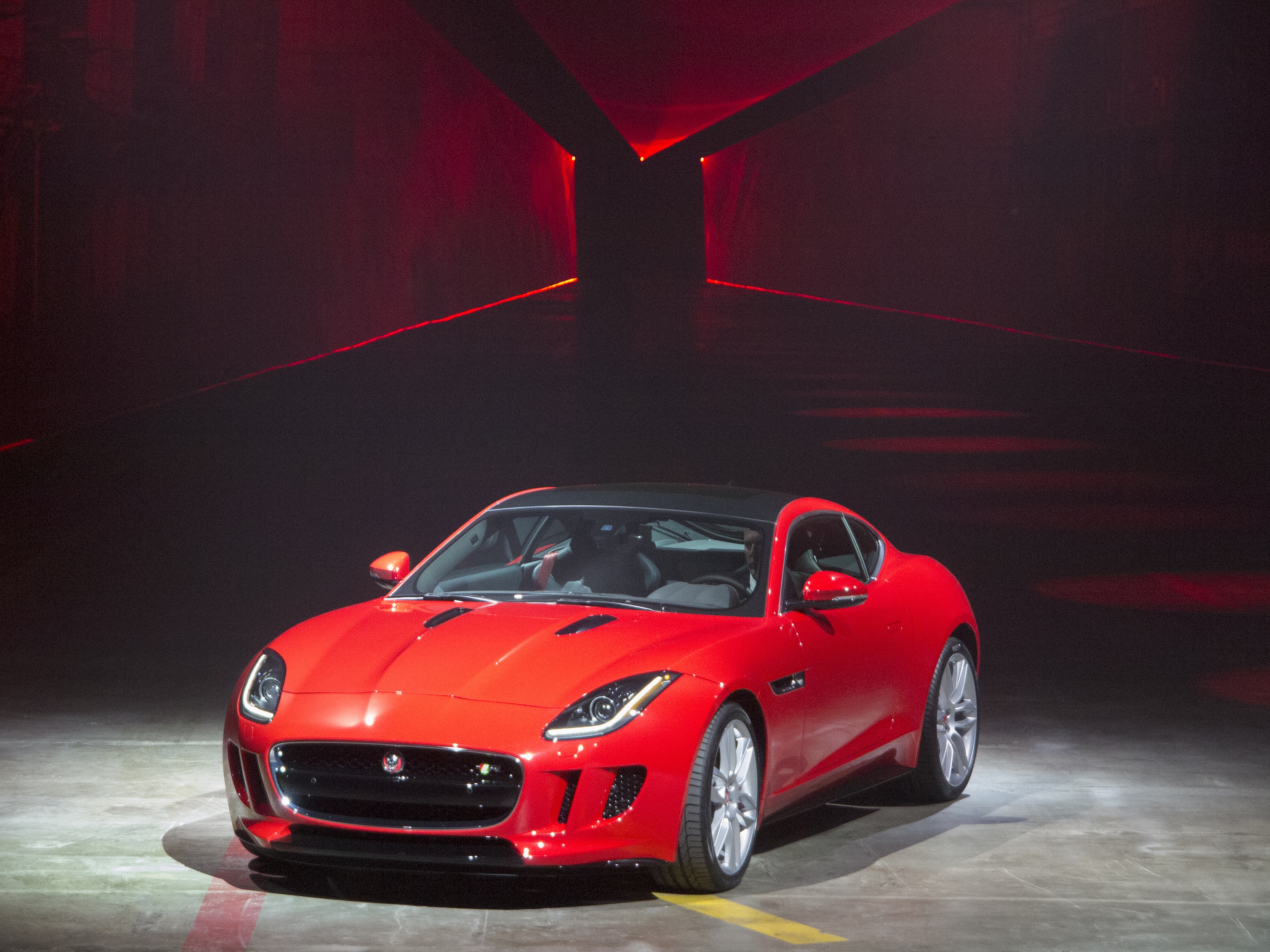 Modele F-type R oraz F- type S będą opcjonalnie wyposażane w karbonowo-ceramiczne tarcze hamulcowe , lżejsze o 21 kg od standardowej wersji.