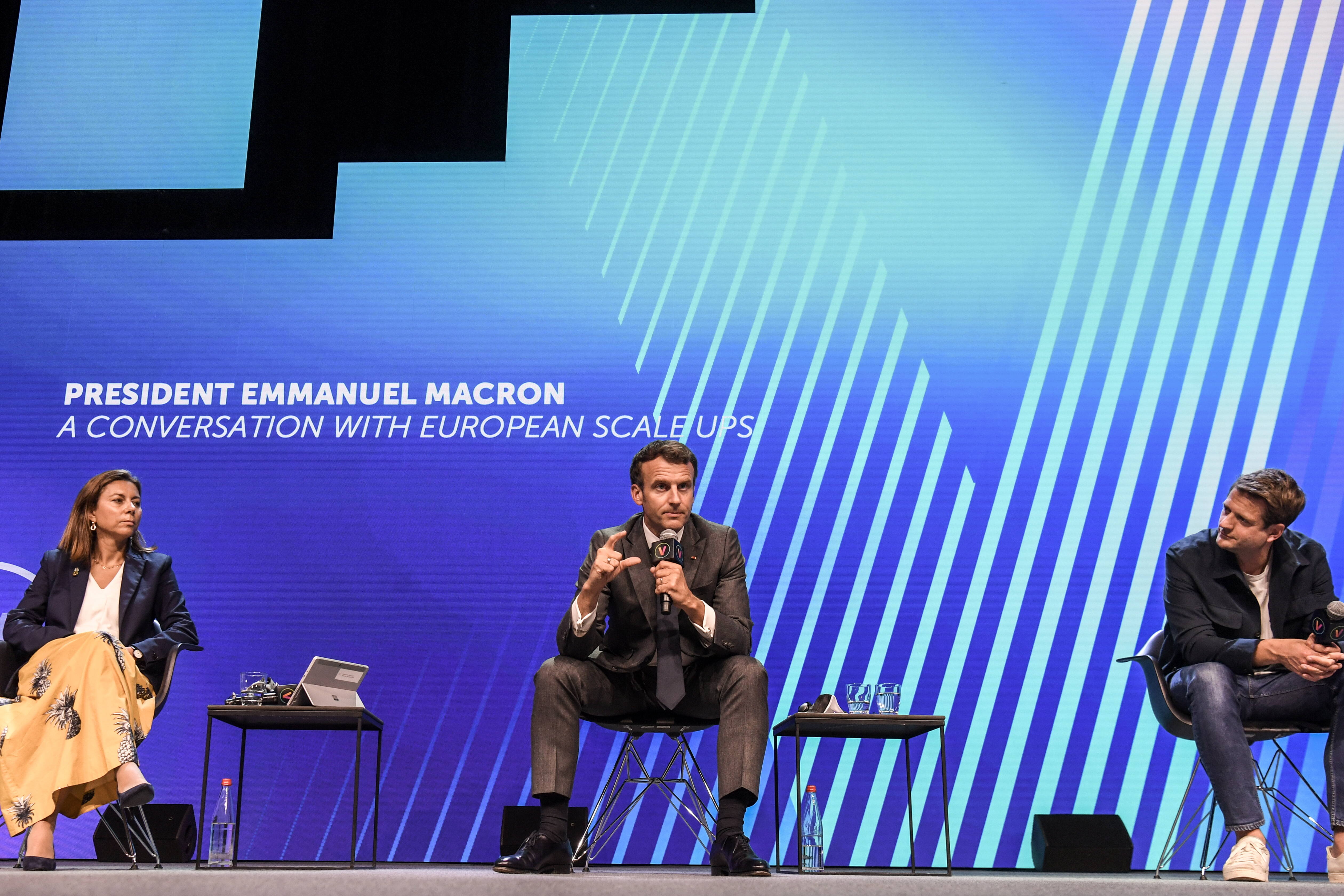 Prezydent Francji Emmanuel Macron (w środku) przemawia w towarzystwie Any Maiques, dyrektor generalnej Neuroelectrics, firmy mającej na celu zmianę sposobu interakcji z mózgiem, oraz Sebastiana Siemiatkowskiego, dyrektora generalnego i współzałożyciela dostawcy płatności internetowych KLARNA