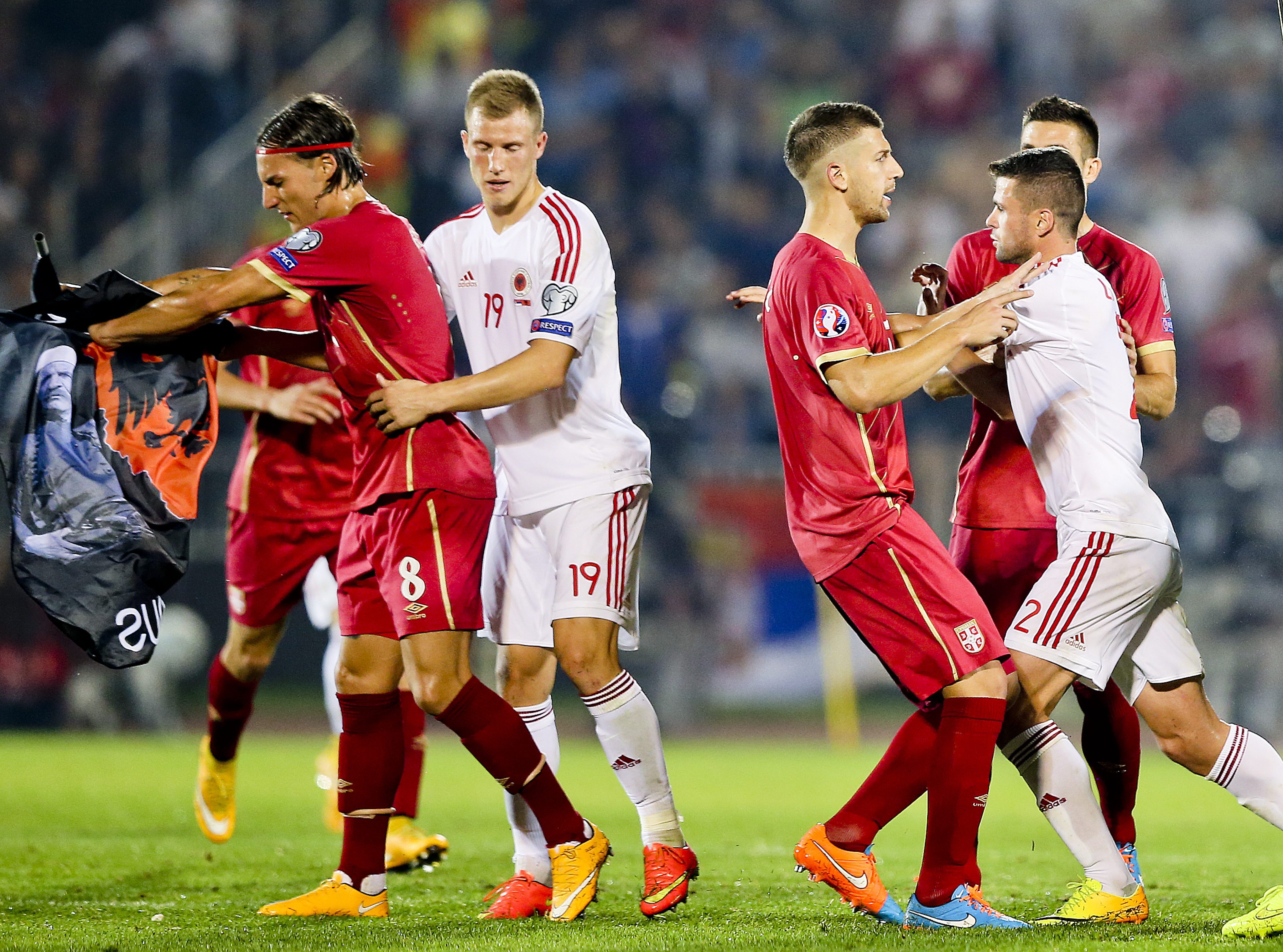 Skandal na meczu w Belgradzie. Zdalnie sterowany obiekt latający z flagą wywołał awanturę