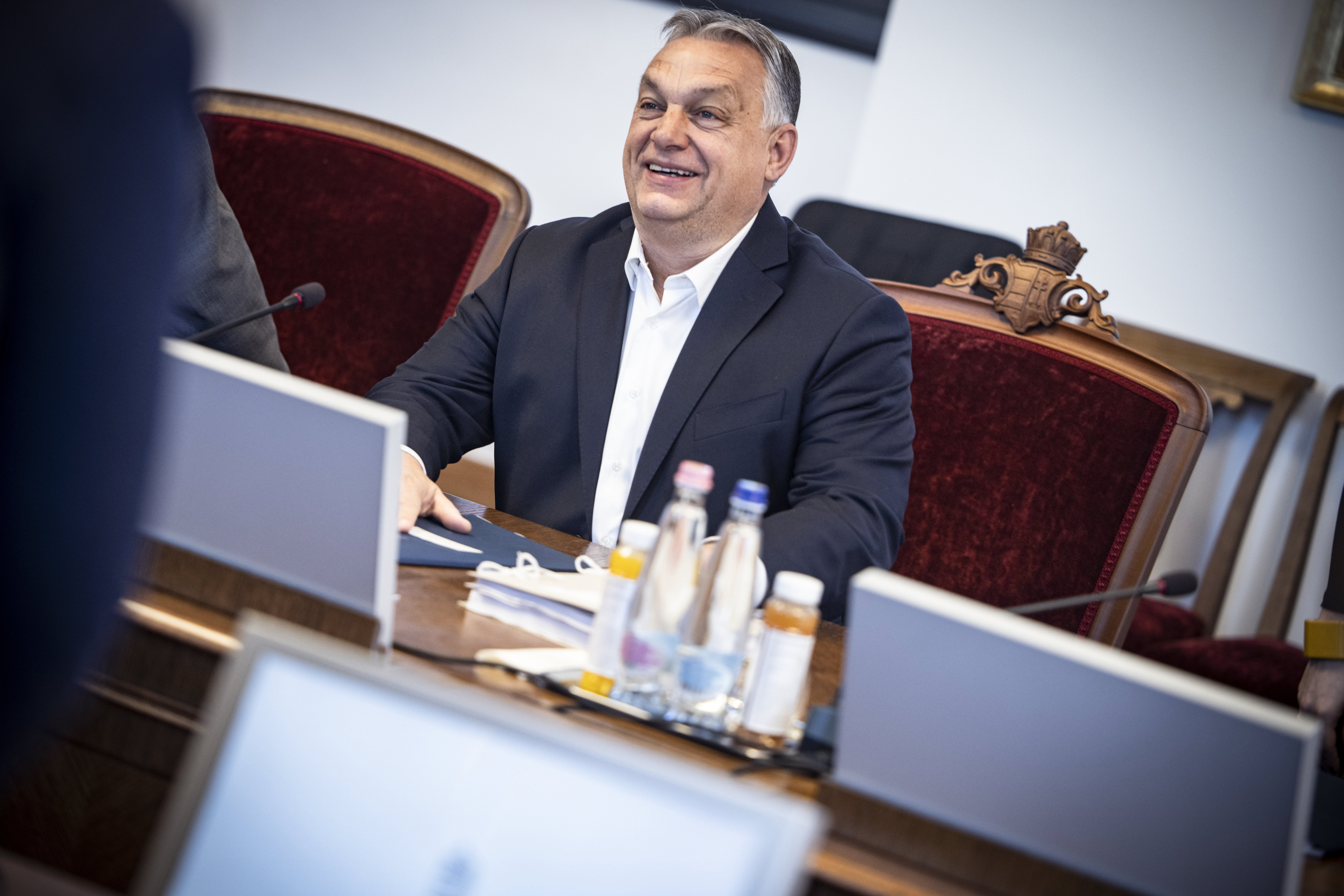 Orbán Viktor virággal lepte meg a Karmelita kolostor női dolgozóit – fotó