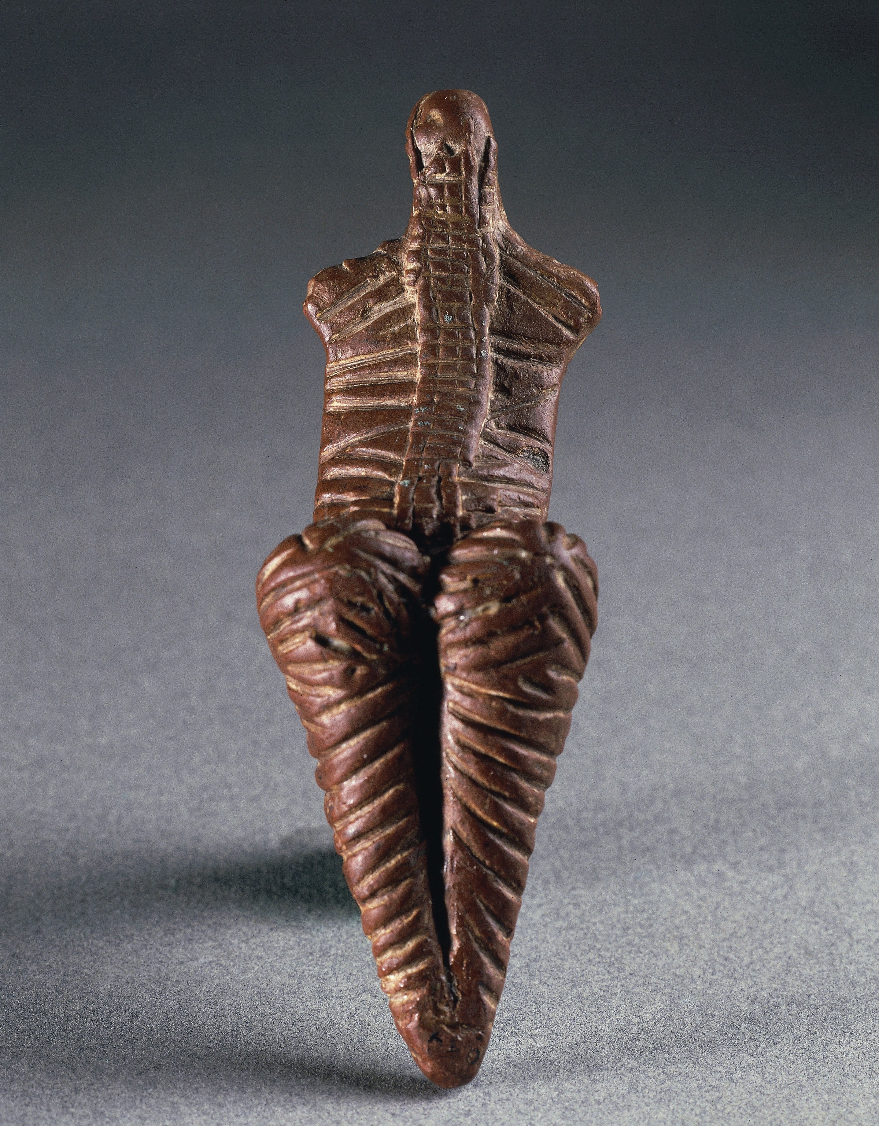 Figurka kobiety z terakoty, neolit, kultura Cucuteni-Trypole, Rumunia
