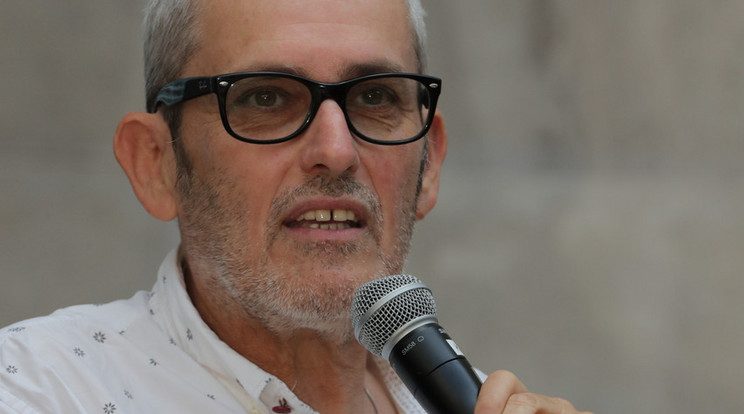 Hatvanpluszosan emigrált, ételkiszállítóként dolgozott, aztán jött a hirtelen siker - Szász János első kinti rendezését 12 díjra jelölték