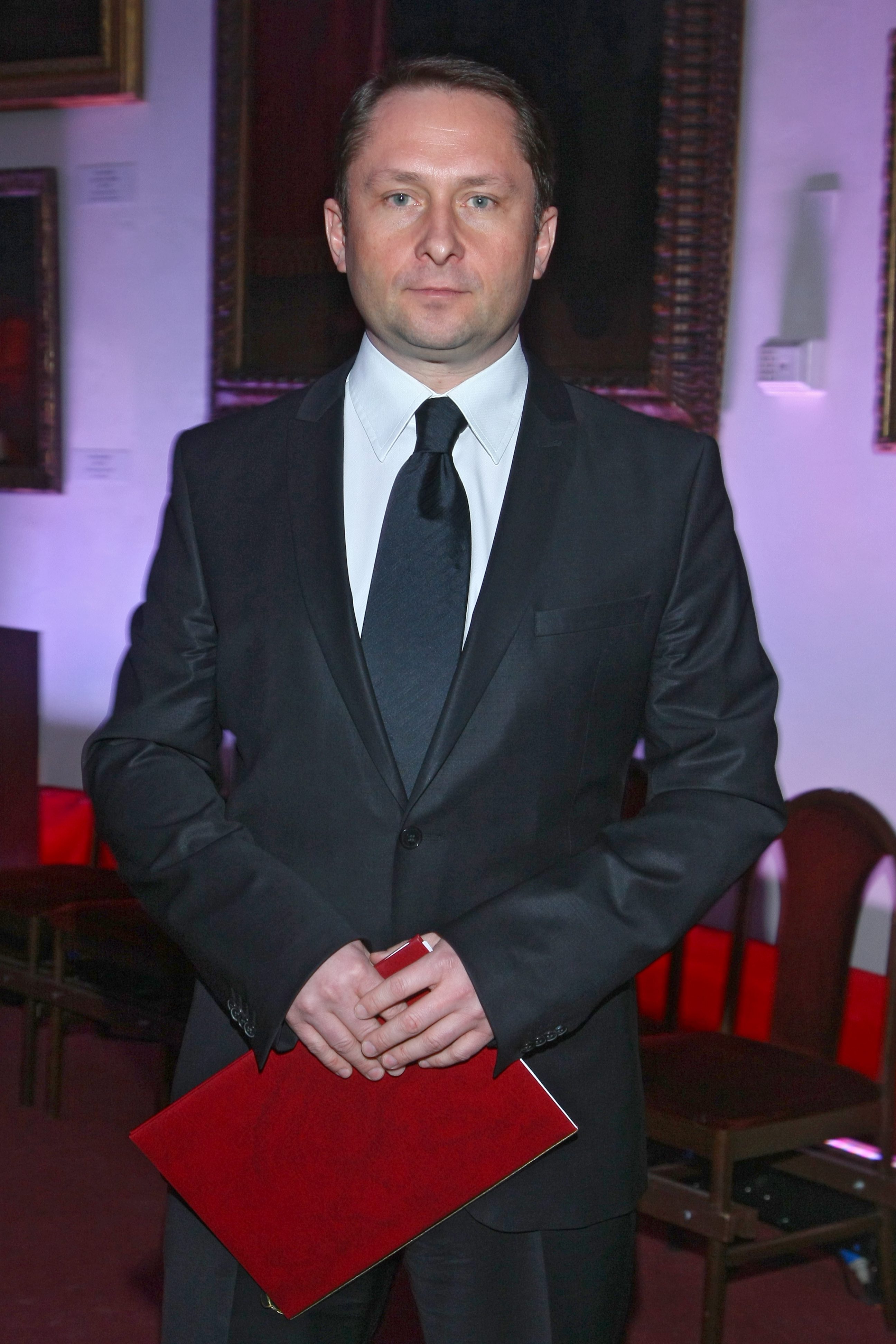 Choć wydaje się to niemożliwe, to prezenter słynący z ostrej reakcji na brudny stół jako dziecko bawił się w księdza i odprawiał w domu długie msze