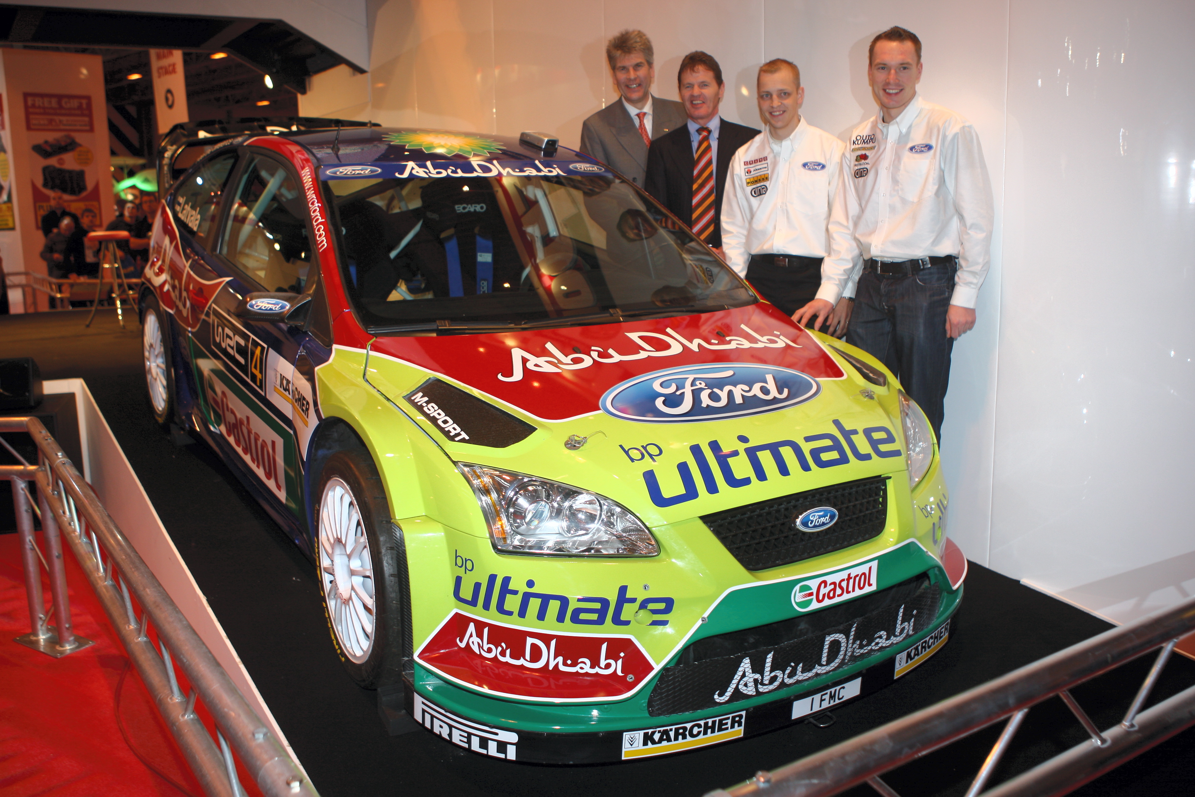 W białych koszulach kierowcy Forda: Mikko Hirvonen i Jari-Matti Latvala