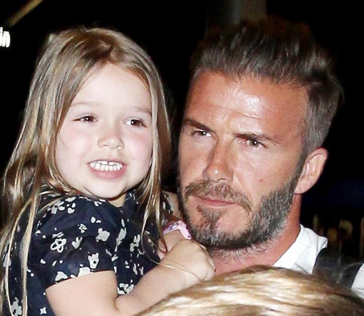 David Beckham z dziećmi na lotnisku