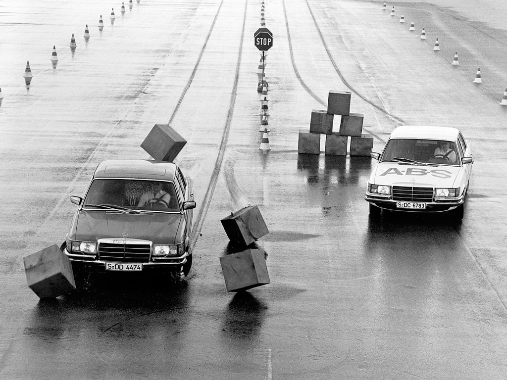 Innowacyjny system zapobiegający blokowaniu kół podczas hamowania (ABS) oferowany był na świecie wyłącznie w Klasie S (W 116) począwszy od jesieni 1978 roku. Opracowany we współpracy z Boschem, pozwalał zachować panowanie nad pojazdem nawet w sytuacji nagłego hamowania, poprawiając znacząco poziom aktywnego bezpieczeństwa. Rynkowa premiera ABS-u uchodziła wówczas za całkowitą sensację. Dziś system ten montowany jest seryjnie nawet w małych autach