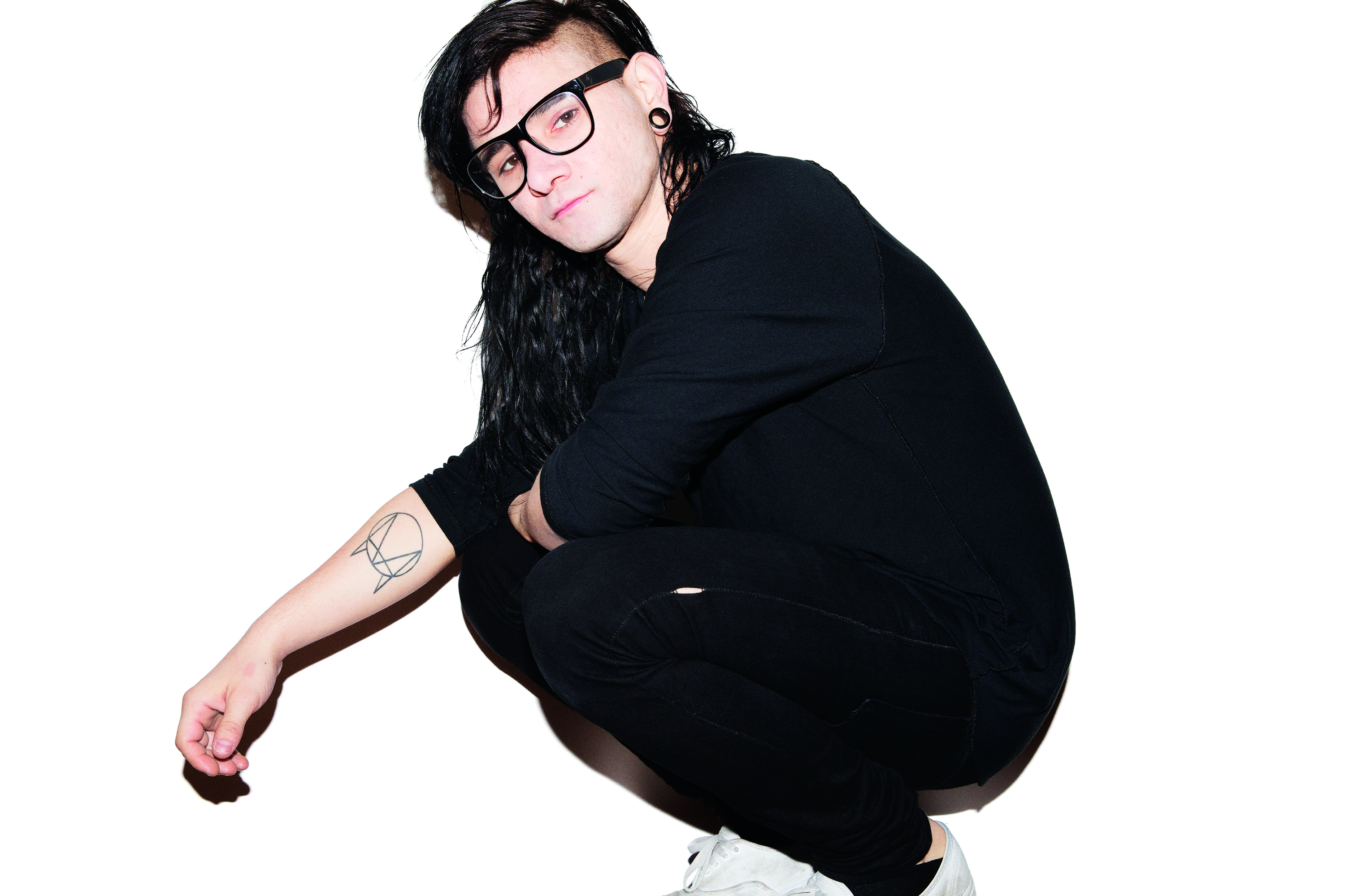 Drugim headlinerem Orange Warsaw Festival 2016 będzie Skrillex – rewolucjonista, który w kilka lat zmienił (i nadal zmienia) oblicze sceny elektronicznej, a tym samym odcisnął znaczące piętno na całej scenie muzycznej. Sonny John Moore ma 28 lat i opinię jednego z najważniejszych współczesnych producentów, autora kilkunastu hitów, gwiazdę największych światowych festiwali i idola milionów osób, które śledzą jego konta w serwisach społecznościowych.<br> Kilka lat temu Skrillex stał się synonimem dubstepu, pseudonimem jednoznacznie kojarzonym z tym niegdyś undergroundowym gatunkiem, dziś brzmieniem obecnym w popowych przebojach, reklamach, serialach czy grach komputerowych. Zresztą to te ostatnie były jednym z nośników utworów Skrillexa na początku jego producenckiej i dj’skiej kariery. Zaczynał jako wokalista w zespole post-hardcore'owym, by po kilku latach ujawnić niesamowity talent muzyka elektronicznego.<br> Choć na koncie ma wyłącznie jeden album studyjny, Skrillex należy do najpłodniejszych artystów swojego pokolenia. Przez lata skupiał się na wydawaniu krótszych form muzycznych, co zaowocowało kilkunastoma epkami z autorskim materiałem, singlami i remixami. Dlatego w wypadku Skrillexa tak wielkie wrażenie robią liczby sprzedanych singli – ponad 10 milionów od momentu startu jego producenckiej kariery. Jak przedstawia się lista współpracowników Skrillexa? Imponująco! A$AP Rocky, Damian Marley, Ellie Goulding, Pusha T, Elliphant czy Korn. Warto pamiętać także o całej rzeszy młodych wykonawców z różnych rejonów muzycznych, którzy podpisują kontrakty z OWSLA – wytwórnią założoną przez Skrillexa.<br> Od 2013 roku Skrillex wspólnie z Diplo rozwija projekt pod nazwą Jack Ü.