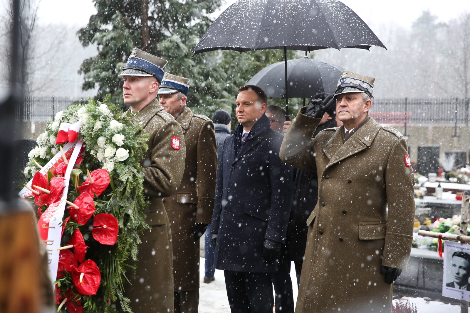 Prezydent Andrzej Duda złożył kwiaty przy panteonie-mauzoleum na Łączce na Wojskowych Powązkach w Warszawie