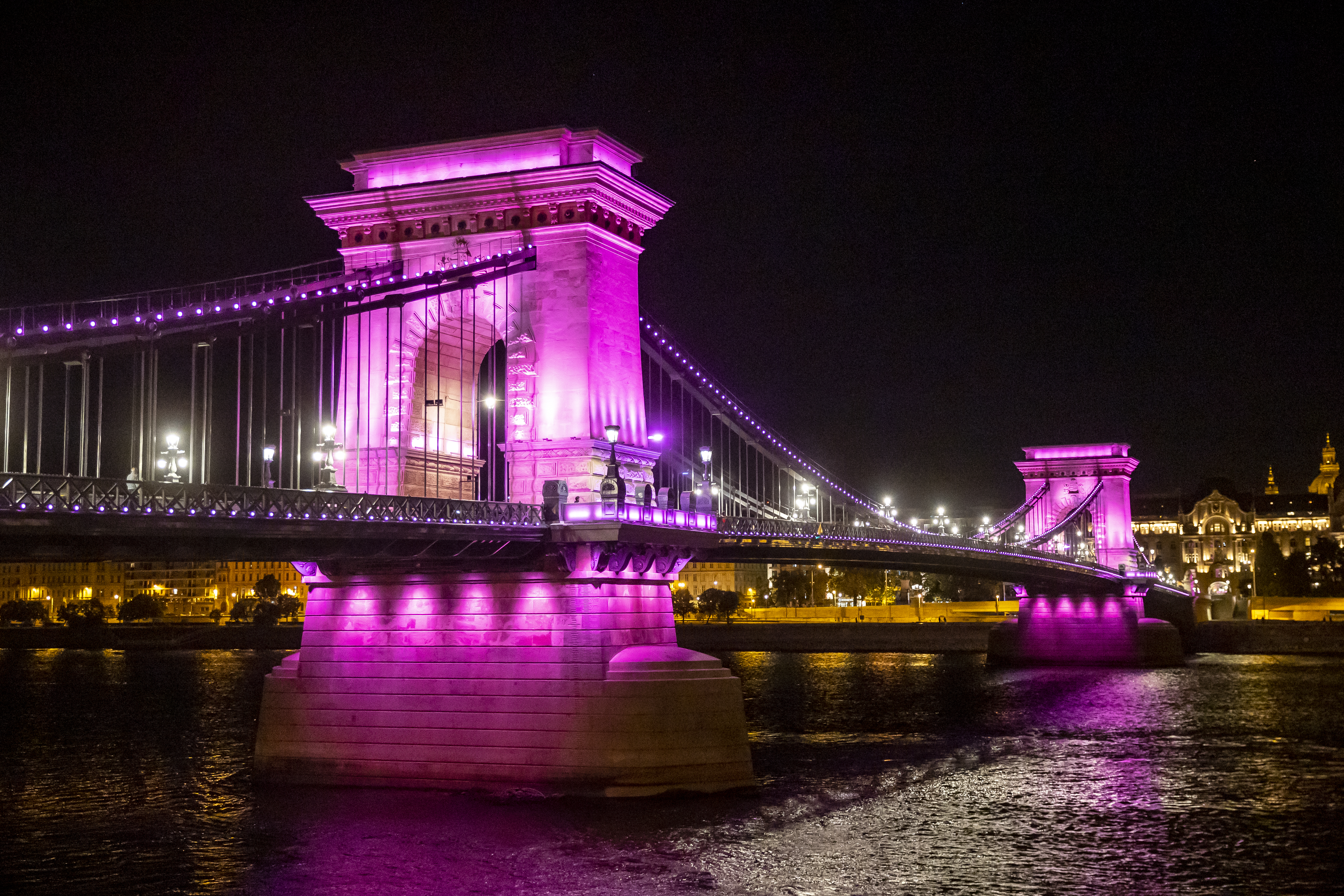 Budapest ékkövei rózsaszín ruhát öltöttek, így hívják fel a figyelmet a mellrák megelőzésének fontosságára