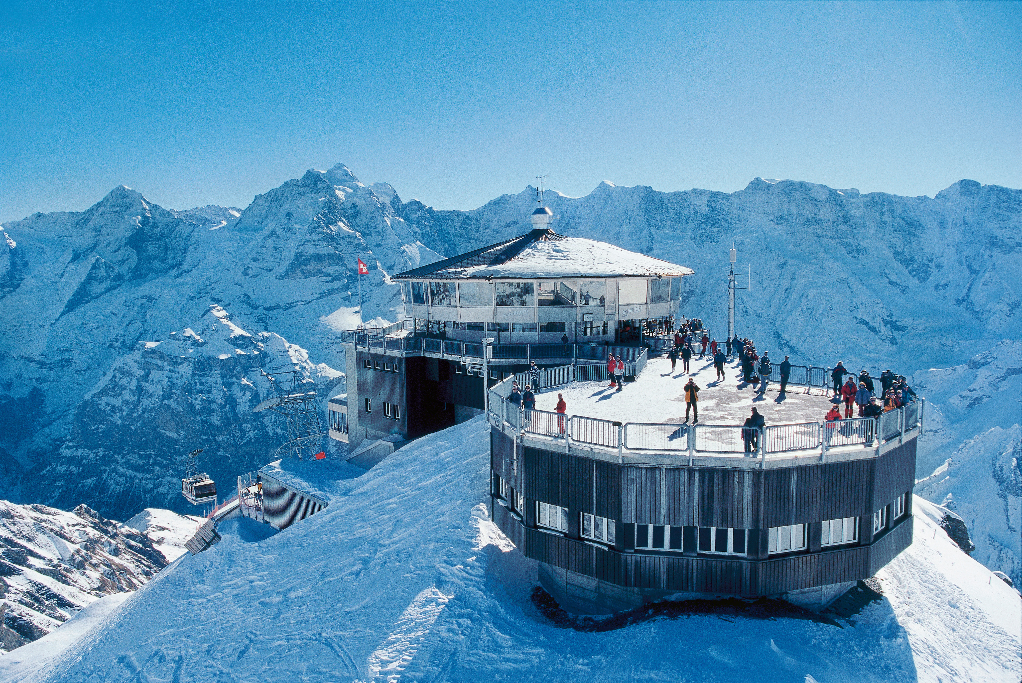 Nawet latem na Schilthornnie (2,970 m n.p.m) obowiązują zimowe stroje