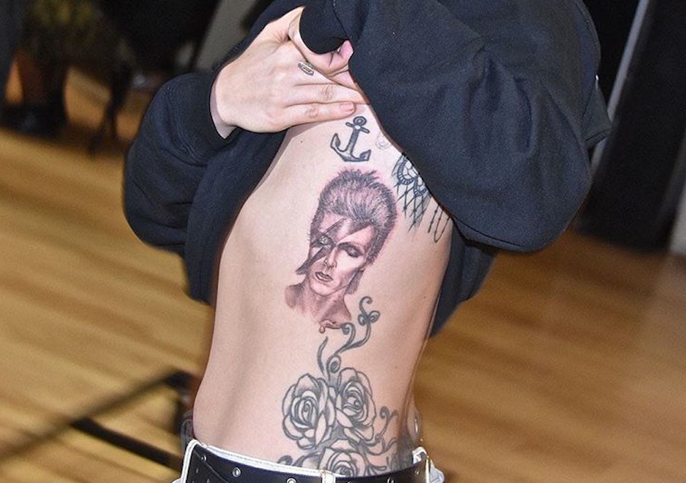 Tuż przed występem na gali Grammy, Gaga uwieczniła na swym ciele wizerunek Davida Bowiego. A dokładnie: jego twarz z charakterystyczną błyskawicą. Zdjęcie Anglika znane jest z okładki jego płyty