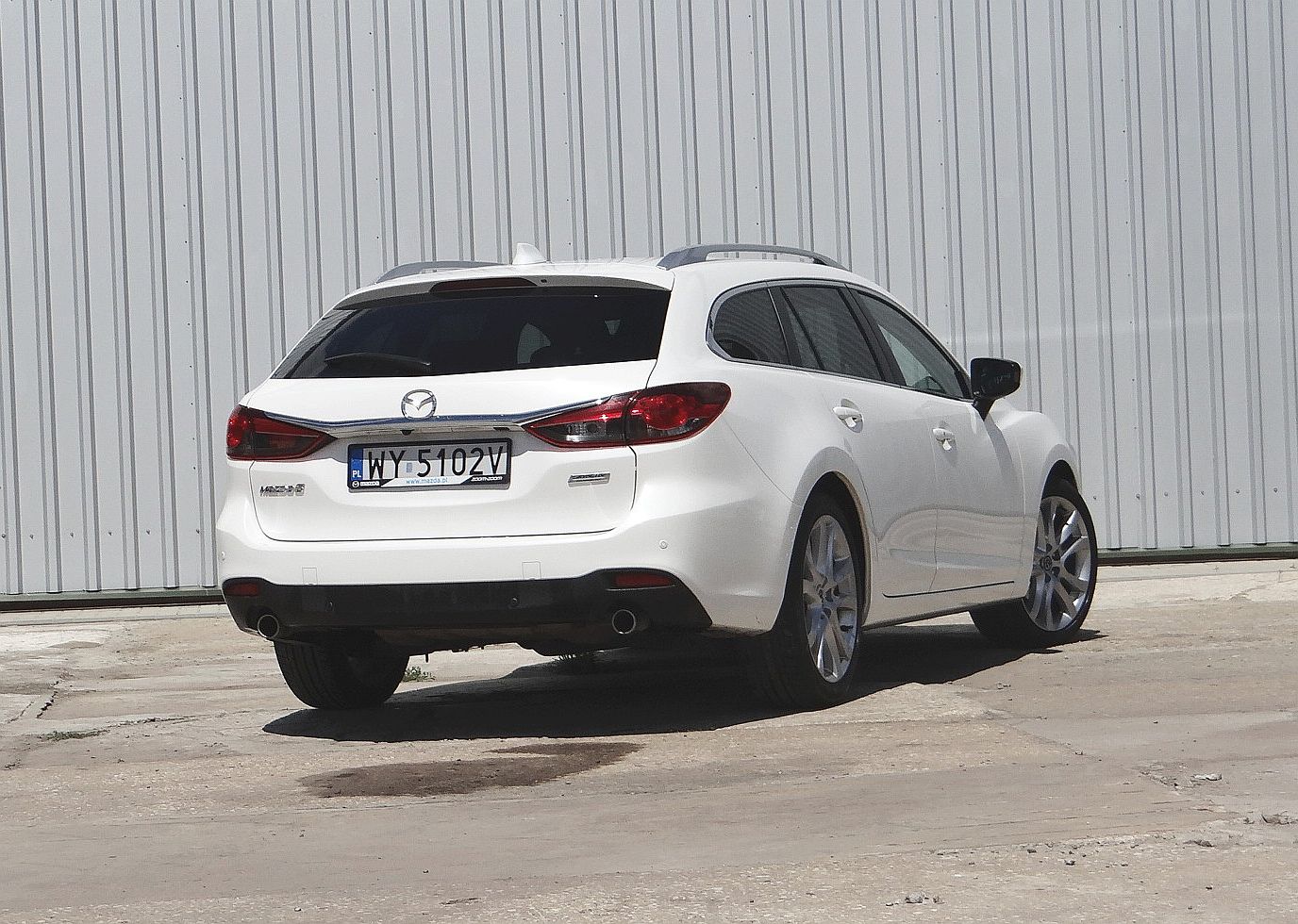 To zaskakujące jak wiele ciekawych detali można zaprojektować na nadwoziu o długości 4805 mm. Od początku do końca auto kipi dynamiką. Napompowana karoseria z długą maską wygląda proporcjonalnie i świeżo. Testowany egzemplarz był wyposażony w 19-calowe koła z niskoprofilowymi oponami, które o dziwo nie obniżały komfortu podróżowania.