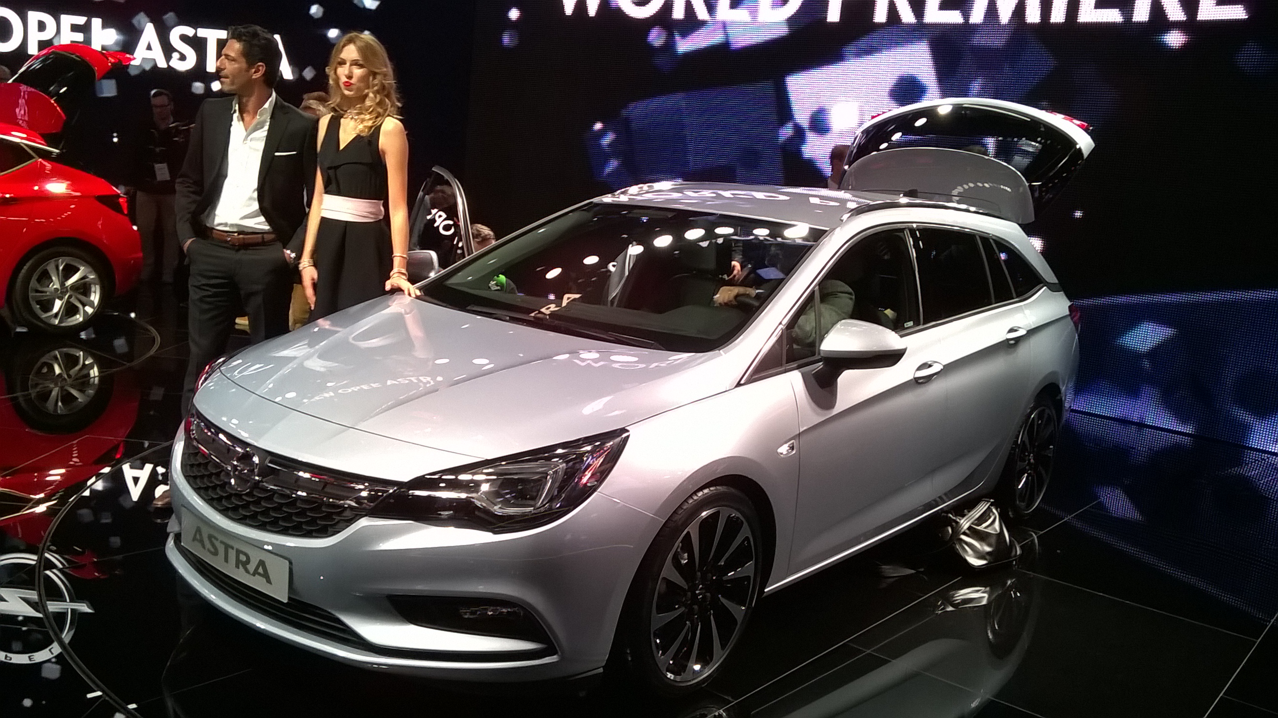Obok pięciodrzwiowej astry z Polski zadebiutowała też nowa astra sports tourer, czyli kombi. Warto zaznaczyć, że przy identycznych rozmiarach zewnętrznych bagażnik nowej astry sports tourer jest większy o 80 l w porównaniu do poprzedniej generacji i wynosi 1630 l (stara astra kombi zabiera maksymalnie 1550 l). To dużo, dla porównania volkswagen golf variat zabiera na pokład maksymalnie 1620 l. Skoda octavią kombi połyka już 1740 l - ale to znacznie większy samochód z pogranicza klasy kompaktowej i średniej.<br></br>W Polsce astra sports tourer pojawi się na początku 2016 roku. Produkcją zajmie się brytyjski zakład GM w Ellesmere Port.