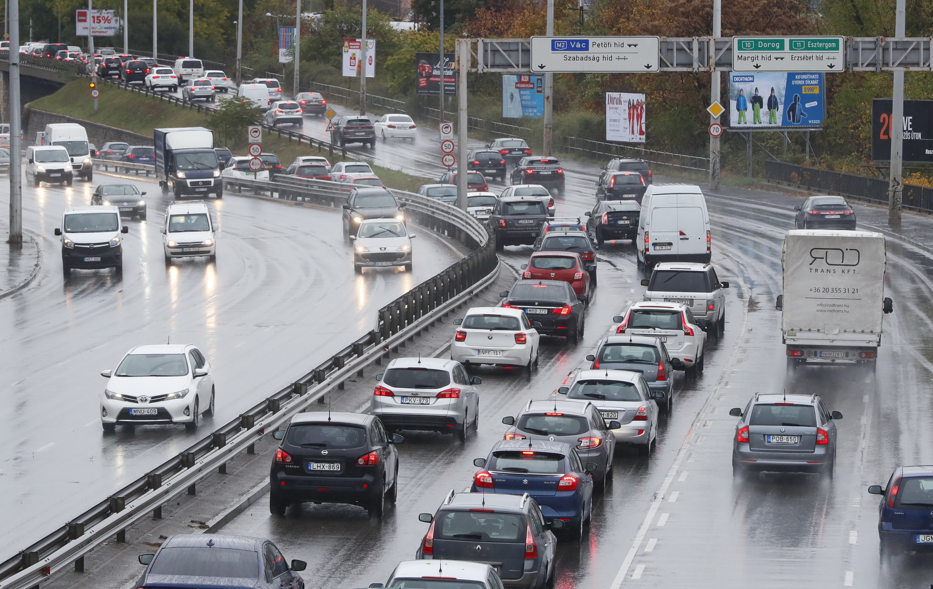 Útinform: útszűkülettel és tereléssel kezdődik a hét, van ahol kerülni is kell – mutatjuk!