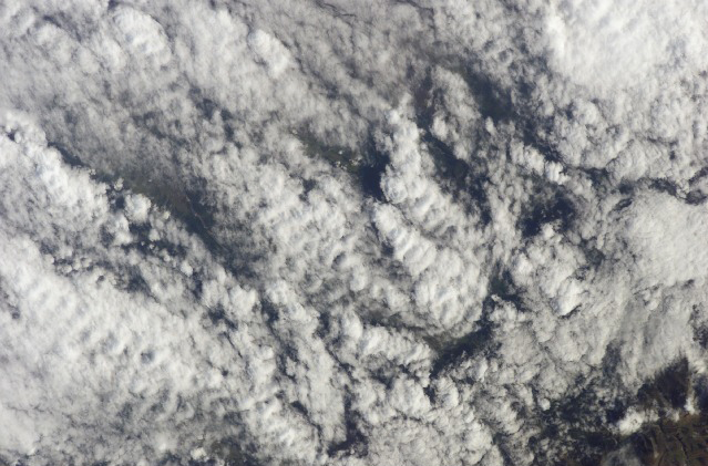 Długie rzędy chmur o nazwie Altocumulus