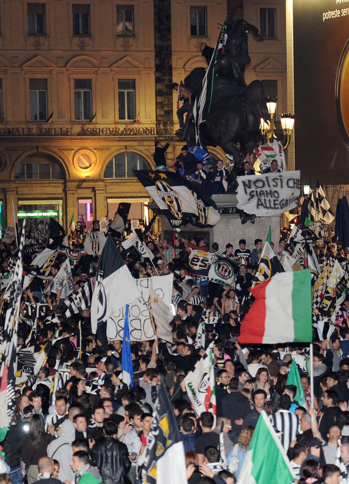Kibice Juventusu świętują zdobycie mistrzostwa Włocha na Piazza San Carlo w Turynie
