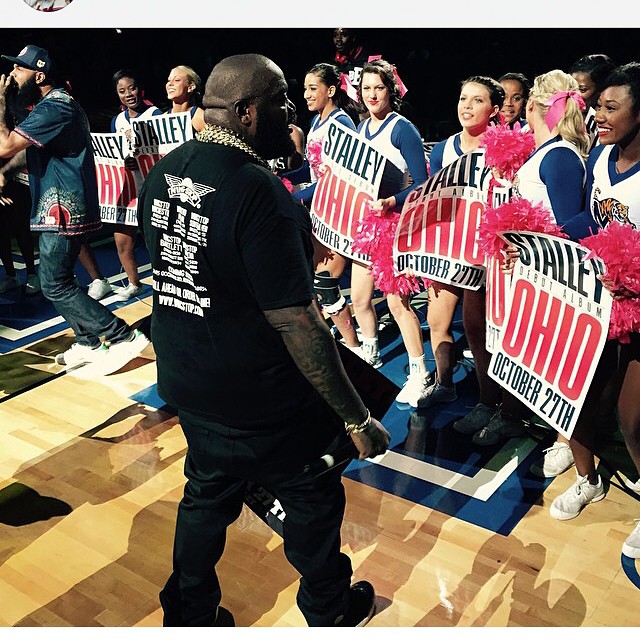 Rick Ross zeszczuplał dzięki codziennym ćwiczeniom. – Jem ciągle to co jadłem, ale zacząłem ćwiczyć CrossFit. Ja nazywam to RossFit – mówi gwiazdor