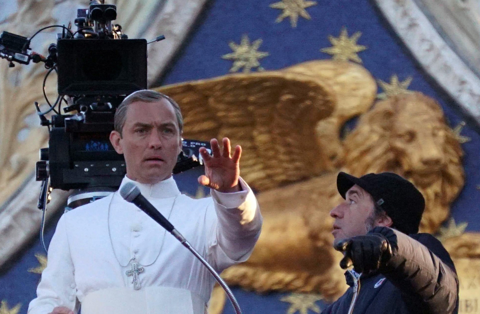 Jude Law papieżem na planie serialu