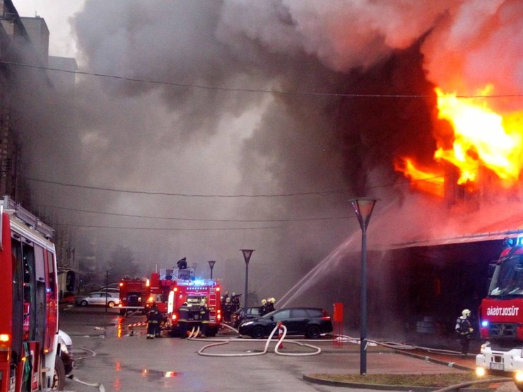 Kigyulladt egy mintegy 1000 négyzetméter alapterületű régi malomépület, amely jelenleg raktárként működik a fővárosban, a Soroksári út IX. kerületi szakaszán szerdán a kora reggeli órákban.