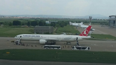 Evakucaija iz aviona Turkiš erlajnsa na aerodromu Nikola Tesla