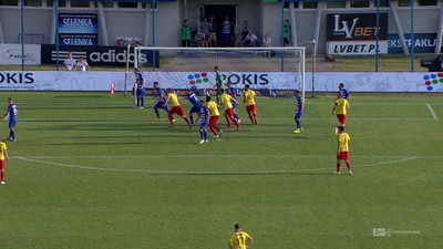 Wisła P. - Korona (0:0): Potężna bomba Żubrowskiego jedynym zagrożeniem bramki w pierwszej połowie. Moc imponująca, zabrakło precyzji