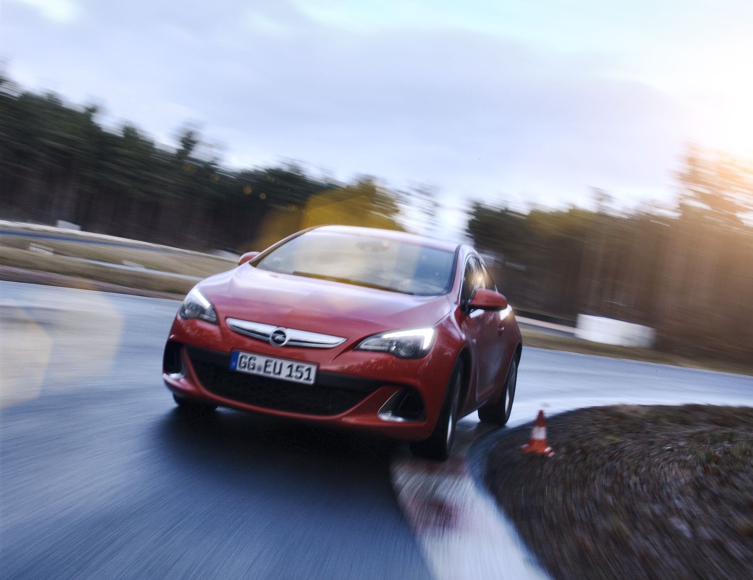 Zdaniem ludzi z Opla astra OPC wyposażona standardowo w system Start/Stop zużywa 8,1 litra paliwa na 100 kilometrów przy emisji CO2 wynoszącej 189 g/km