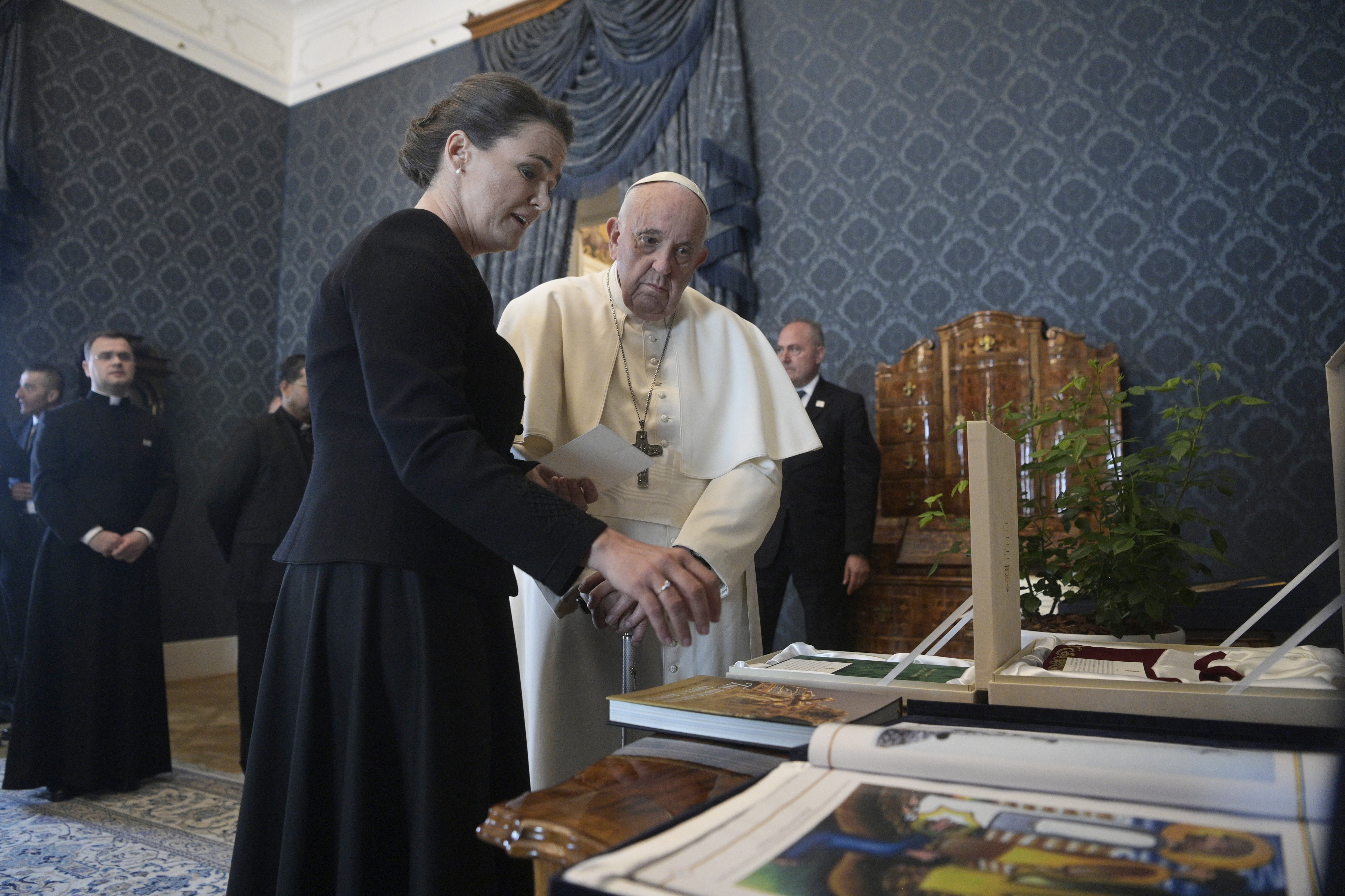 Ferenc pápa különleges ajándékot kapott Novák Katalintól - Blikk