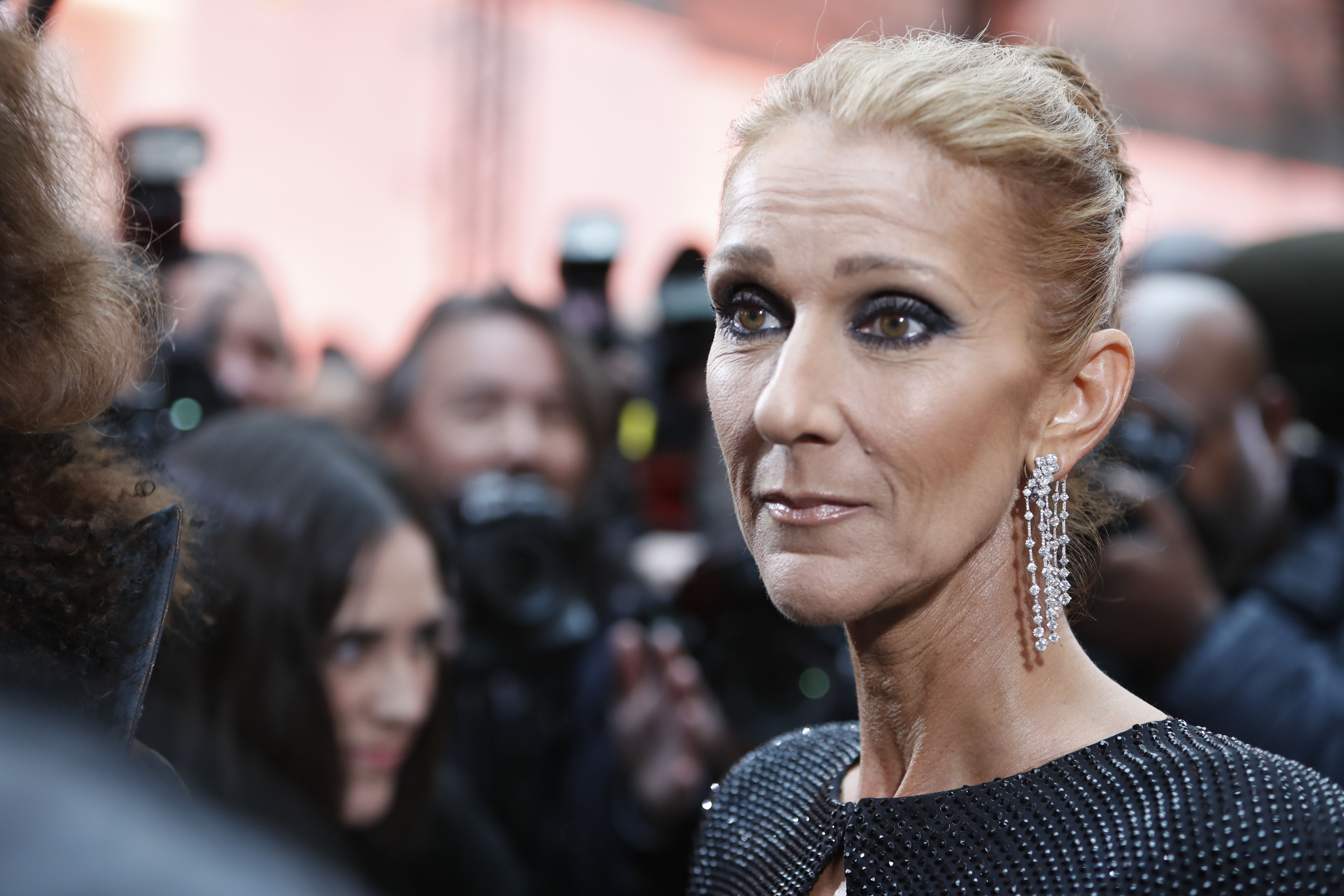 „Nem tudja kontrollálni az izmait”  - Borzalmas állapotban van Céline Dion: folyamatosan romlik a nagybeteg énekesnő egészsége