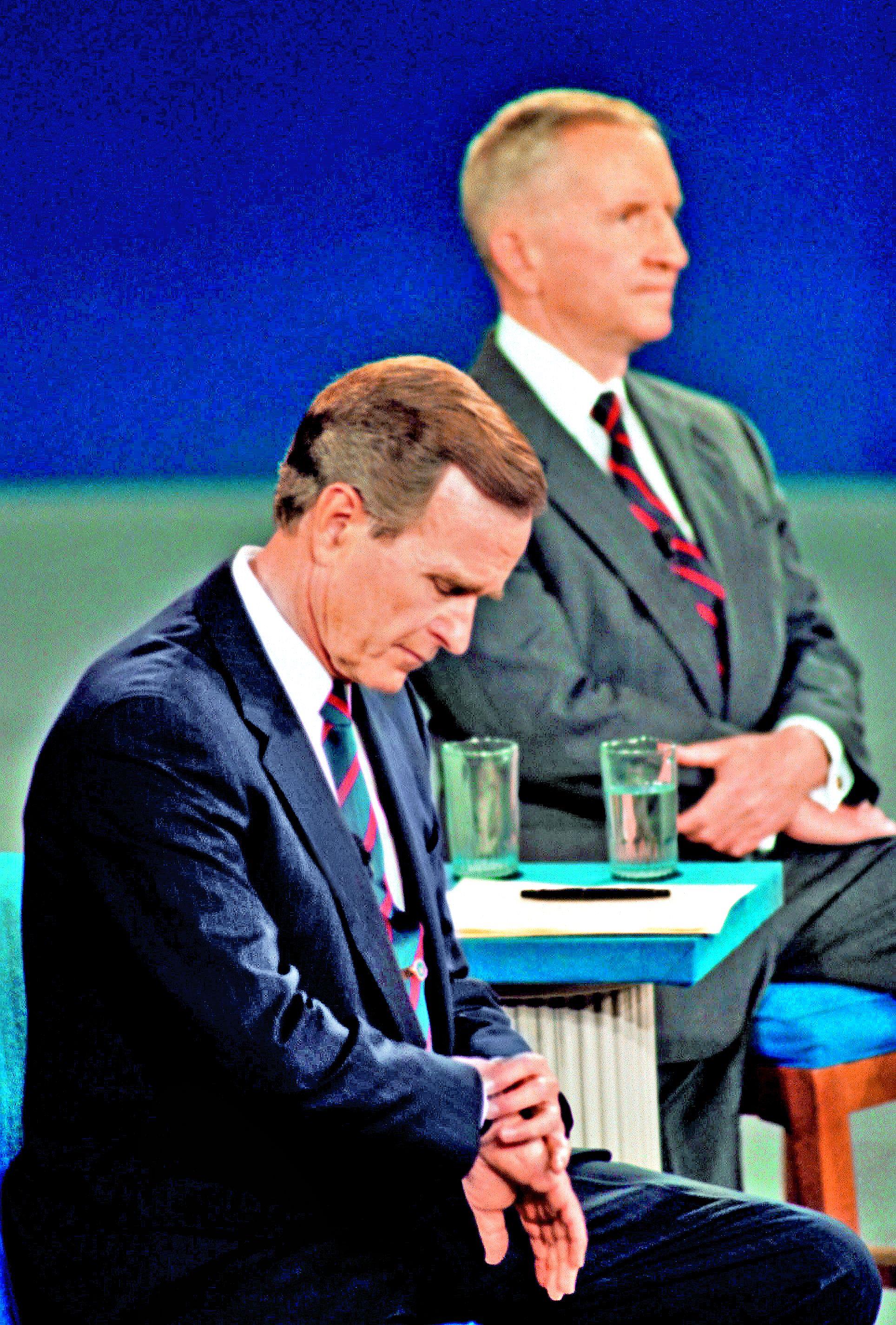 Prezydent George HW Bush patrzy na zegarek podczas debaty przed kampanią prezydencką w 1992 r.