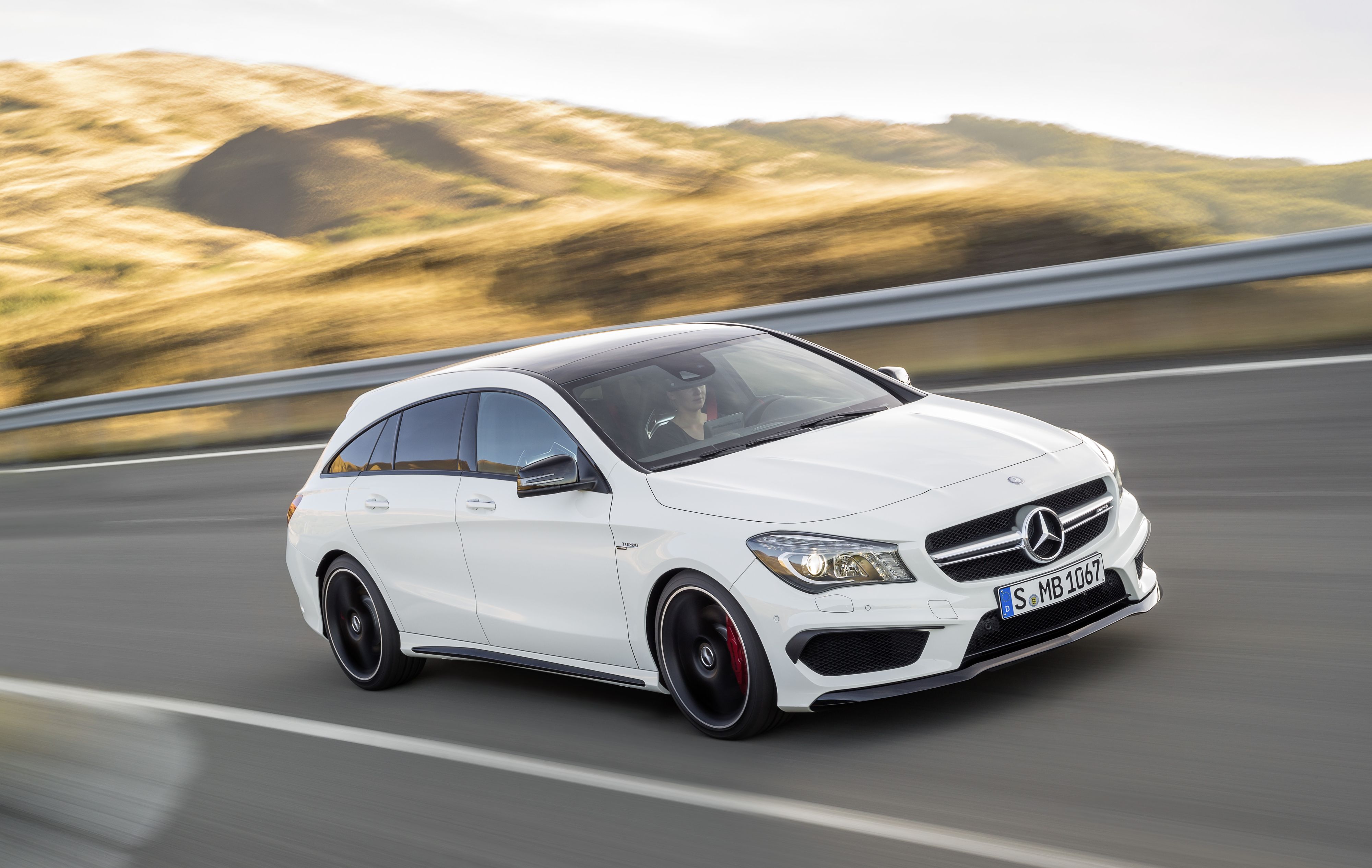 Razem z prezentacją zwykłego CLA Shooting Brake Mercedes odsłonił sportową odsłonę teg auta, czyli CLA 45 AMG Shooting Brake. Pod maską CLA 45 AMG Shooting Brake pracuje turbobenzynowy silnik 2.0, który generuje 360 KM (moc z 1 litra pojemności to 181 KM). Auto przyspiesza od 0 do 100 km/h w 4,7 s. W opinii niemieckich inżynierów to najmocniejsza seryjna 4-cylindrowa jednostka napędowa na świecie.
