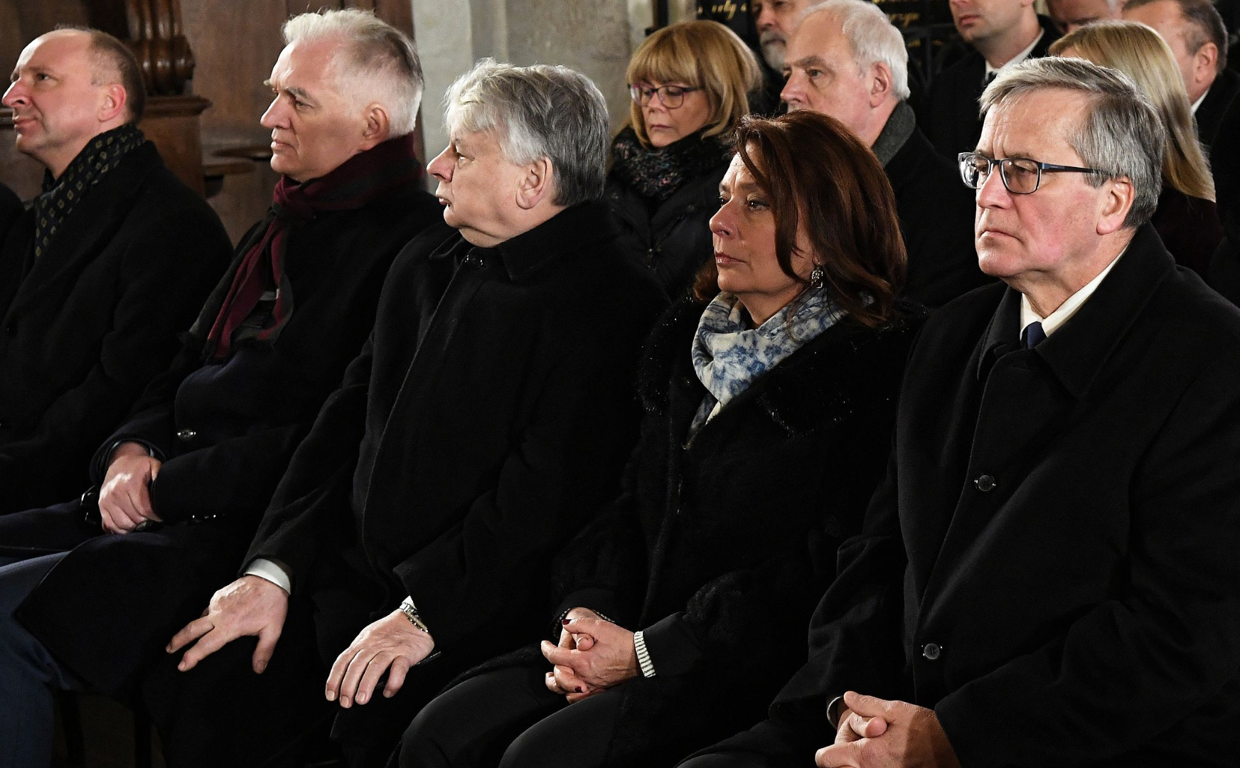 W pogrzebie uczestniczyli m.in. wicepremier Jarosław Gowin (prywatnie), wicemarszałek Senatu Bogdan Borusewicz, były prezydent RP Bronisław Komorowski z żoną Anną, podsekretarz stanu w Kancelarii Prezydenta Wojciech Kolarski, przewodniczący PO Grzegorz Schetyna, prezes PSL Władysław Kosiniak-Kamysz, była premier i ambasador RP w Watykanie Hanna Suchocka i była prezydent Warszawy Hanna Gronkiewicz-Waltz.