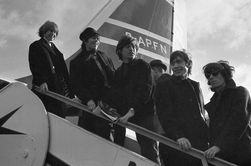 Brian Jones, Keith Richard, Mick Jagger, Charlie Watts i Bill Wyman na lotnisku w Londynie – 23.10.1964