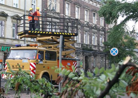 KRAKOWNAD KRAKOWEM PRZESZLA BURZA NAWALNICAN/Z NAPRAWA TRAKCJI TRAMWAJOWEJ2007-08-24FOT. SEBASTIAN JANKOWSKI